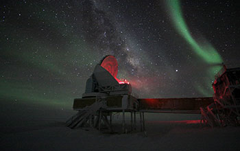 <em>Aurora Australis</em> over 10-meter South Pole Telescope
