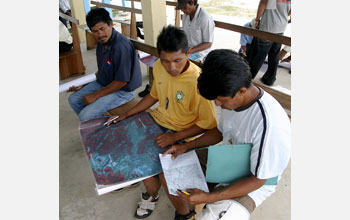 Makushi indigenous people learn to use maps of their region in the Amazon basin