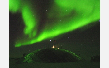 <em>Aurora Australis</em> over the geodesic dome of Amundsen-Scott station