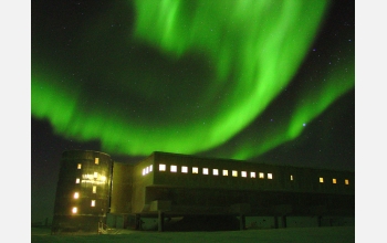 <em>Aurora australis</em> over Amundsen-Scott South Pole Station