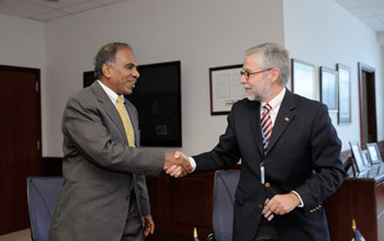 Photo of Subra Suresh and José Miguel Aguilera shaking hands.