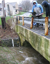 Photo of scientists Sara Geleskie and Jessica Duffy measuring stream flow.