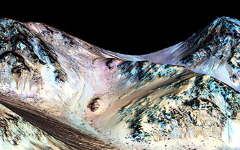 False-color image of streaks on Mars