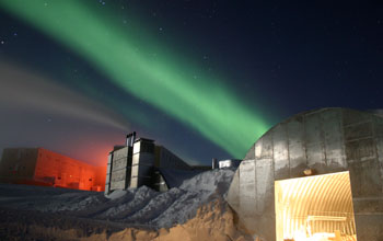 <em>Aurora australis</em> (the "southern lights") over Amundsen-Scott South Pole Station