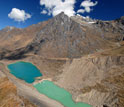 Lagoas de barragem formadas por uma morena em um vale no Peru.
