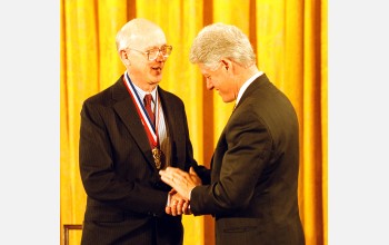 George Whitesides receives the Medal of Science from President Clinton.
