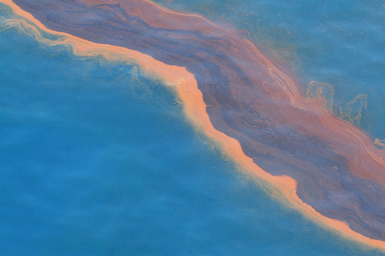 Взрыв на поверхности воды. Разлив нефти в мексиканском заливе 2021. Мексиканский залив 2023. Нефтяное пятно. Нефтяные пятна на воде.