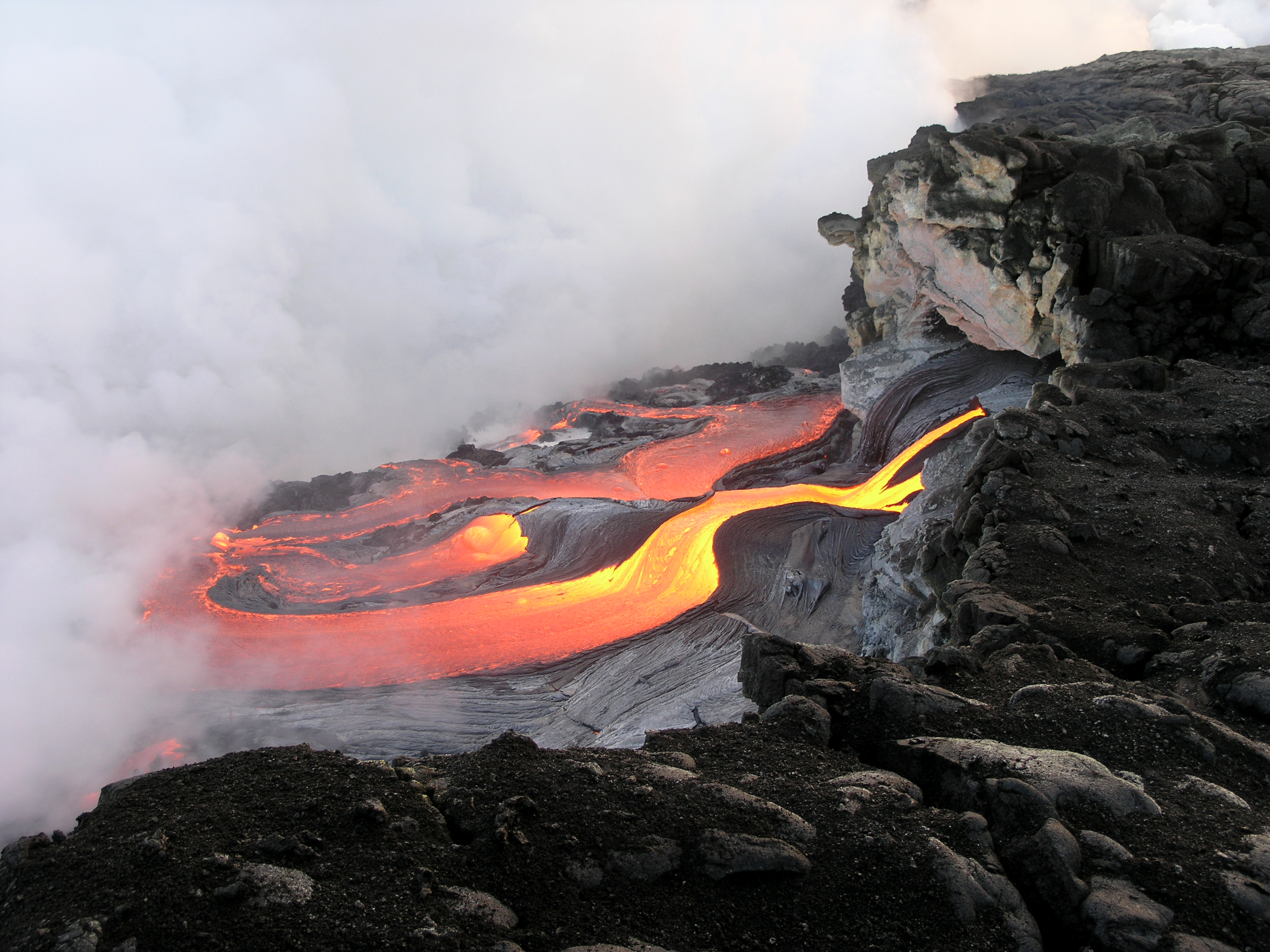 Какова максимальная скорость движения лавы при извержении. Лавовые извержения Килауэа. Вулкан Килауэа. Лава магма вулкан. Гора Килауэа, Гавайи.