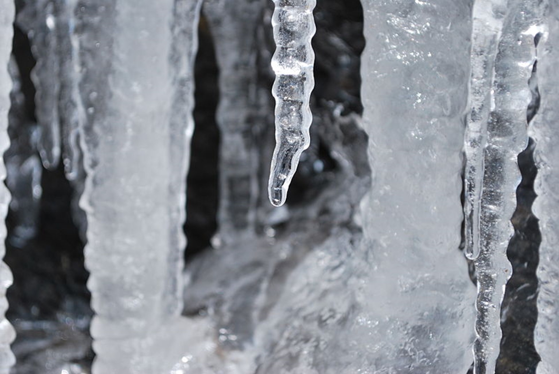 Питьевая вода лед. Плотный лед. Water turned Ice. Айди плотного льда. Frozen Ice Reveal.