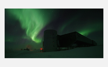 <em>Aurora Australis</em> over elevated Amundsen-Scott South Pole Station, Antarctica