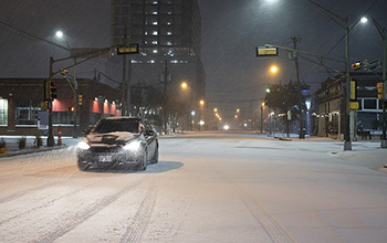 A car driving in the Dallas snowstorm of February 2021.