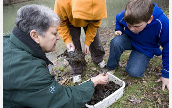 Photo of Bayer scientist Pat Jacobs conducting experiments with local middle school students.