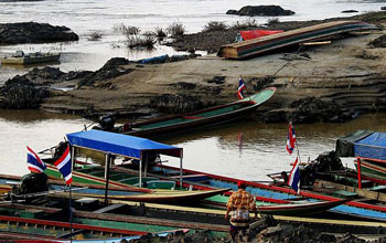 Photo of boats and people on the Salween river forming the boundary between Burma and Thailand.