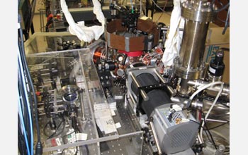 Photo of the vacum chamber and camera in Mark Saffman's lab used to detect single atoms.