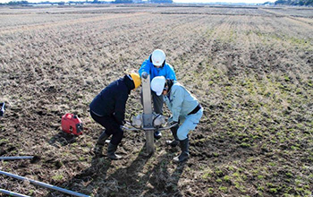 Researchers extract sediment cores from the Kujukuri coastal plain in Japan.