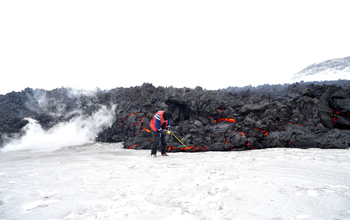 Using thermal probe to measure the temperature of incandescent basaltic trachyandesite lava