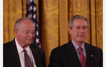 Charles Yanofsky receives medal