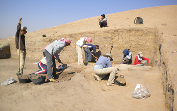 University of Chicago lead researcher Gil Stein discusses the mound of Tell Zeidan.
