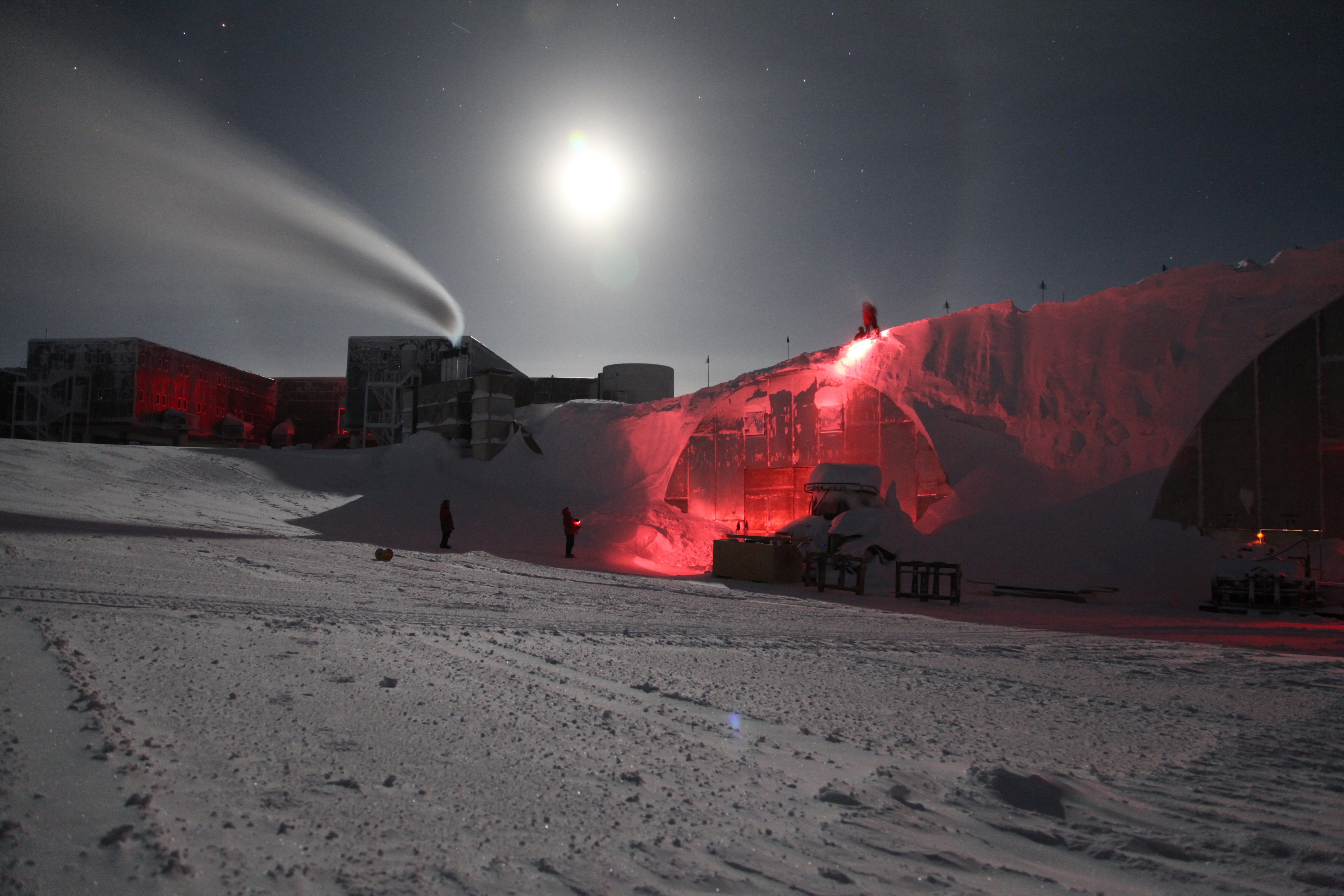 Южный полюс день и ночь. Полярная ночь в Амундсен-Скотт. Полярная станция Амундсен-Скотт. Станция Амундсен Скотт в Антарктиде. Полярное сияние в Антарктиде.