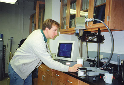 Experimental characterization of particle size distribution in water/oil emulsion.